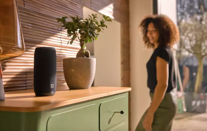Speaker Bluetooth JBL kecil, dekorasi ruangan yang hemat tempat