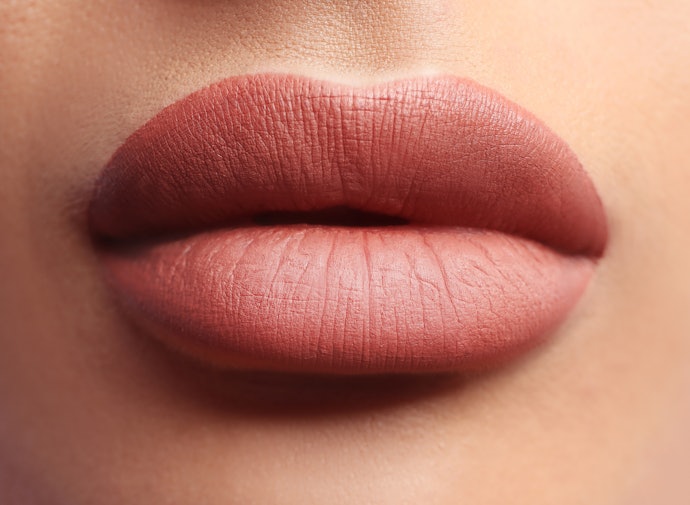 Jika Anda ingin terlihat natural untuk pemakaian sehari-hari, pilih lip tint dengan finishing matte