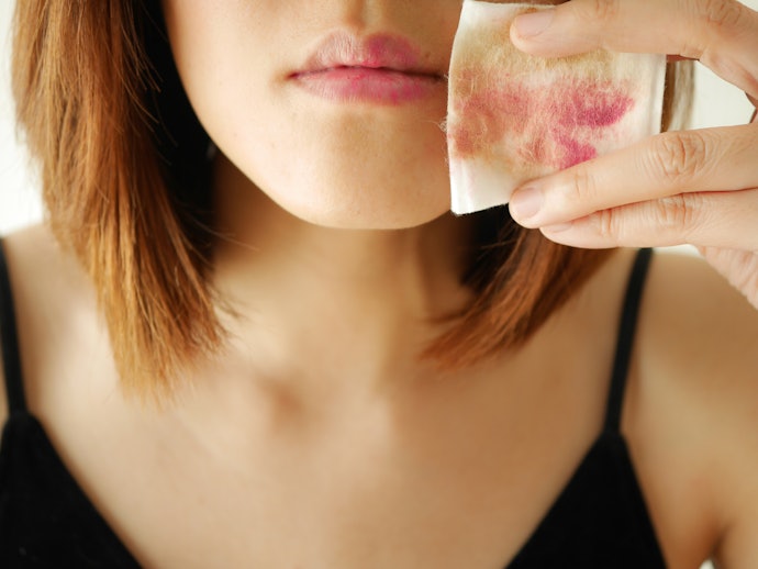 Untuk makeup waterproof atau tebal, utamakan yang bentuknya cleansing balm atau cleansing oil