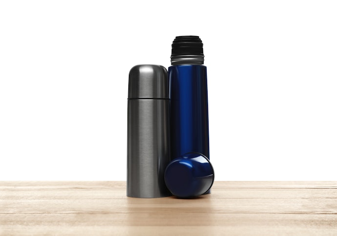 Untuk menjaga suhu minuman lebih lama, gunakan botol minum stainless dengan fitur vacuum insulated
