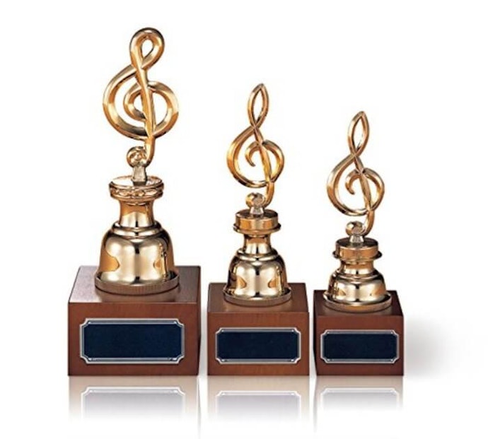 Piala perunggu dan marmer, memiliki desain yang unik