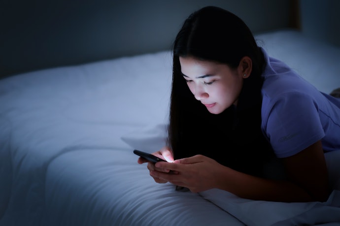 Jika Anda sering menatap gadget, utamakan softlens yang dilengkapi fitur anti-blue light