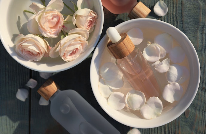 Jika kulit sensitif: Pilih air mawar yang tidak mengandung alkohol, parfum, dan pewarna