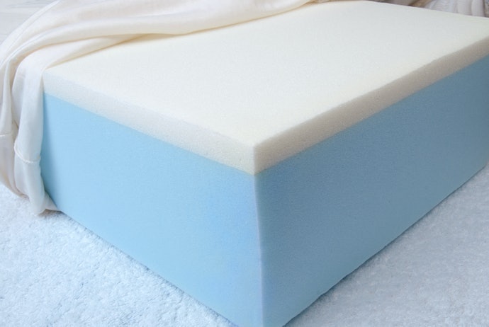 Foam: Ringan dan dapat didapatkan dengan mudah