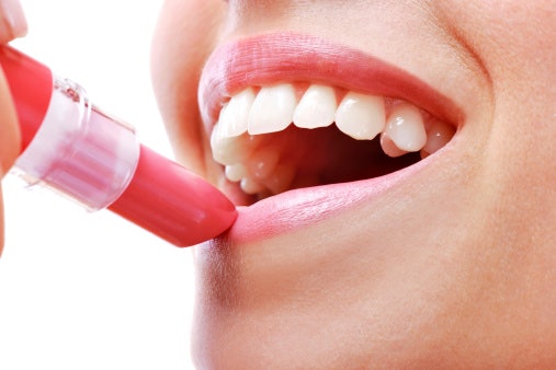 Merah/peach, untuk warm undertone