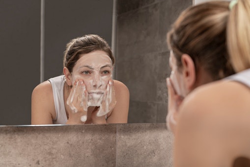 Cleanser: Membersihkan wajah dari bakteri, kotoran, dan sisa makeup