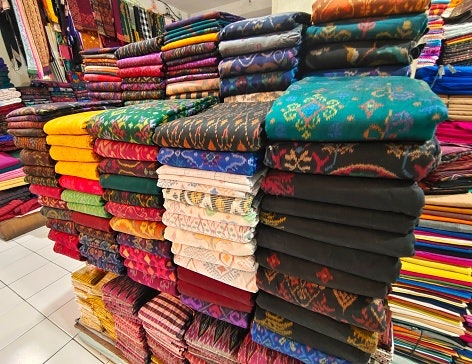 Motif batik Bali, menawarkan motif cantik yang menggambarkan budaya Bali