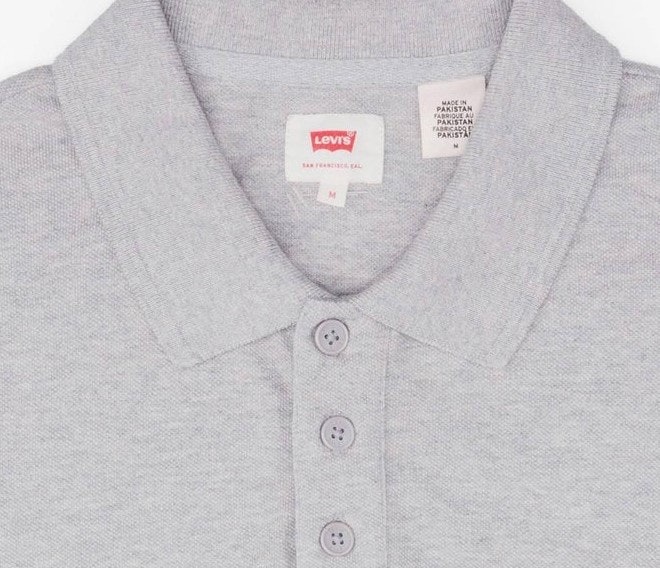 Polo shirt: Kerahnya mirip kemeja dan kesannya lebih serius