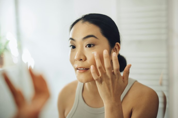Untuk mata panda dan kantung mata: Pilih yang mengandung tambahan vitamin E dan Centella asiatica