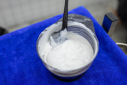 Tipe krim, mencerahkan seluruh rambut secara merata