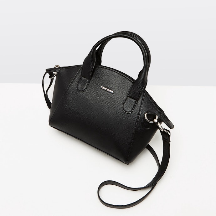 Osvald Bag, memiliki ritsleting yang luas