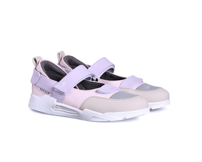 Sasha: Sepatu slip on dengan tampilan feminin