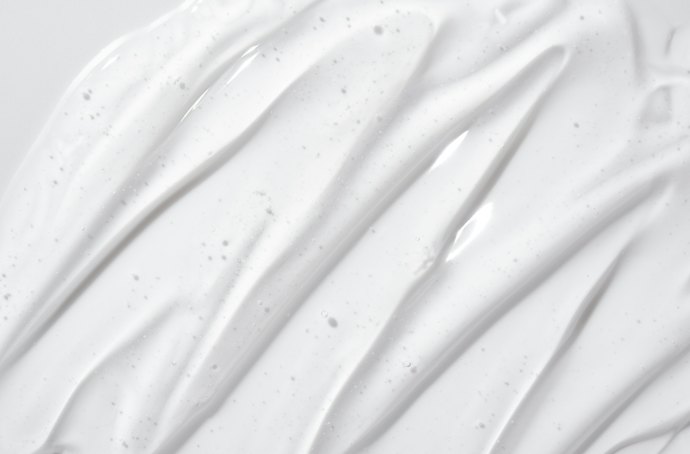Jika Anda banyak beraktivitas di luar ruangan, cari eye gel dengan kandungan niacinamide atau alpha arbutin