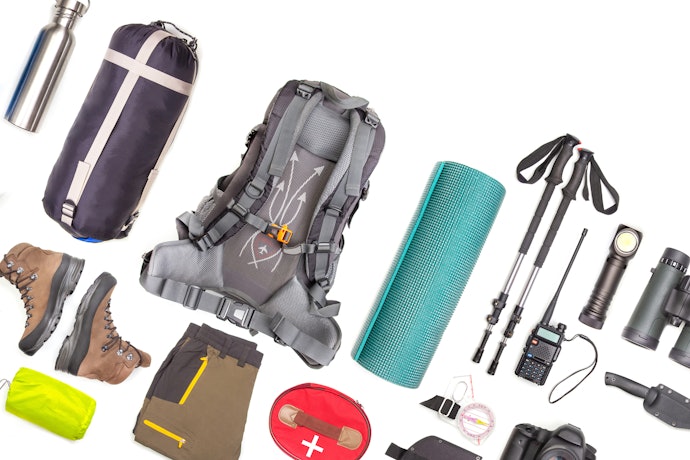 Untuk hiking atau treking: Pertimbangkan keberadaan top lid, saku hipbelt, dan pole holder