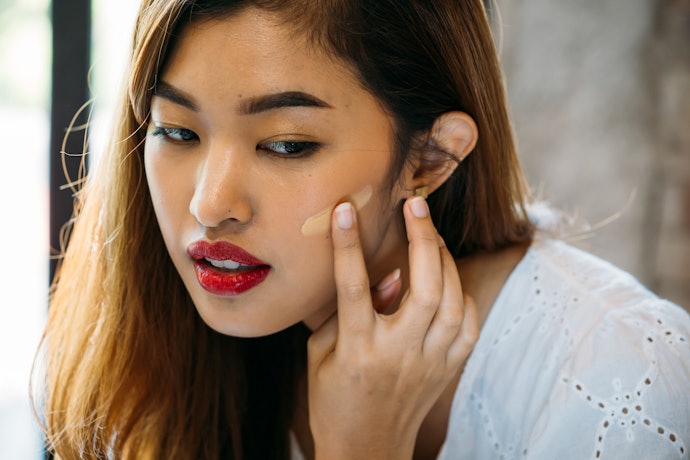 Jika Anda memiliki kulit berminyak, cari foundation dengan matte finish