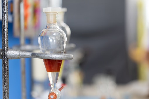 Separatory funnel, terdapat katup di bagian bawahnya