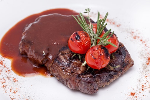 Untuk daging sapi: Saus dengan base tomat