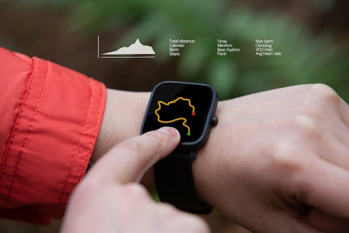 Fitur ABC (altimeter, barometer, compass): Untuk memantau kondisi lingkungan yang didaki
