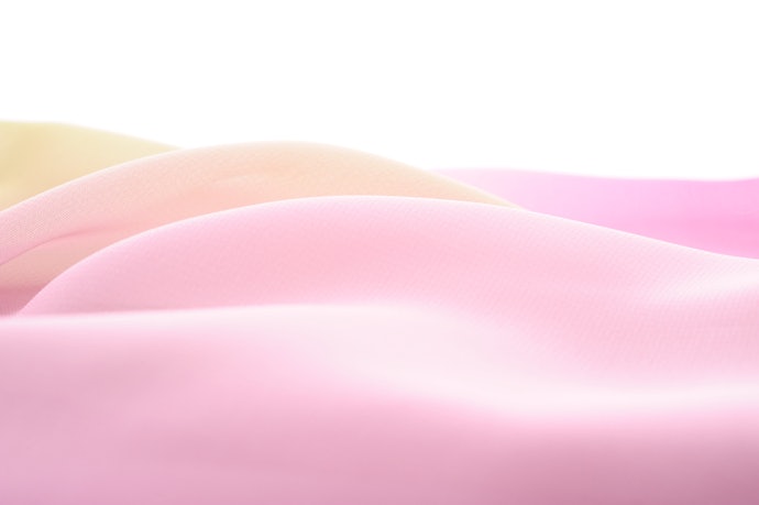 Kulit putih: Warna yang soft berikan kesan lebih glowing