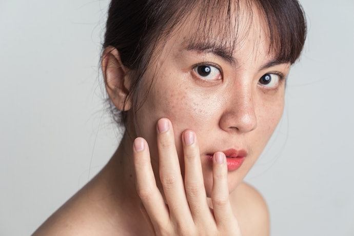 Jika disertai kantung mata: Pilih eye cream dengan tambahan antioksidan, seperti vitamin E
