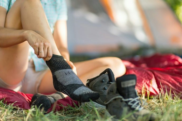 Hindari memilih kaos kaki yang ukurannya lebih besar untuk mencegah melar