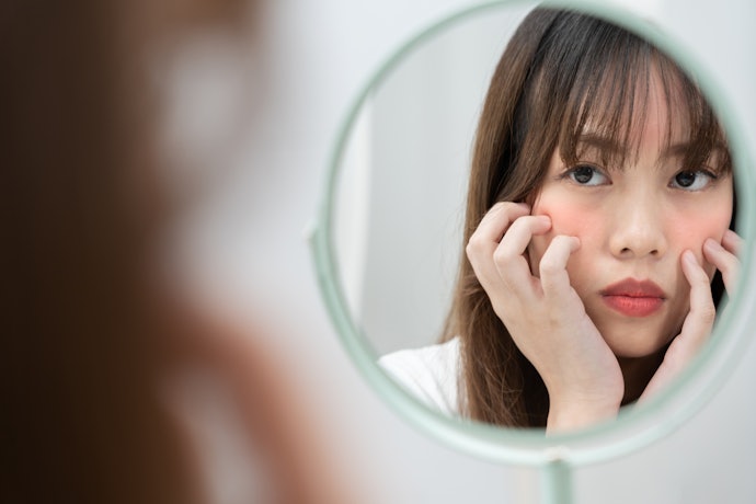 Jika kulitmu kering atau sensitif, cari cushion dengan hasil akhir radiant, dewy, atau glowing
