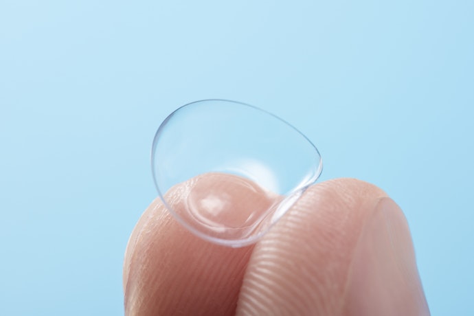 Untuk dipakai seharian, mata sensitif, atau lansia, utamakan softlens berbahan silicone hydrogel yang water content-nya low