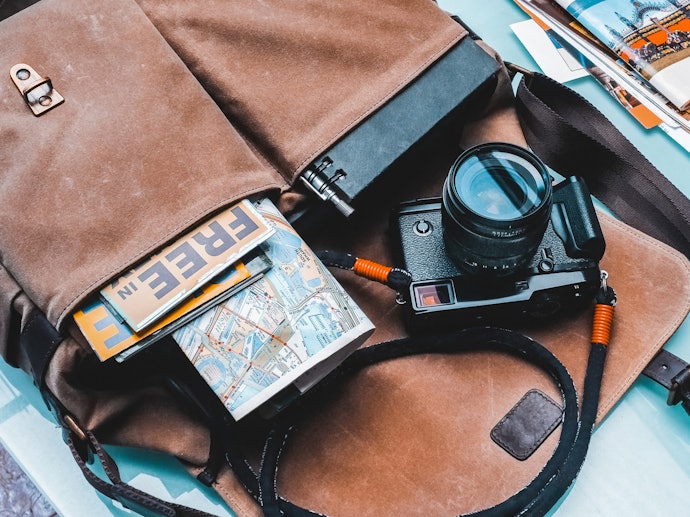 Tas selempang/messenger bag: Ukurannya kecil cocok untuk kamera mirrorless atau kamera film mini
