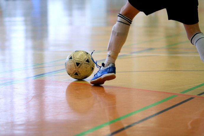 Bermain di lapangan indoor halus, gunakan sepatu dengan sol IC