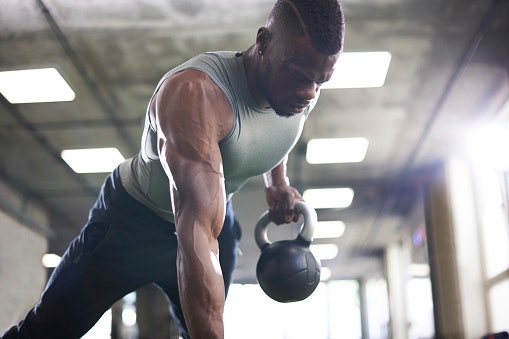 Untuk pria, mulailah dari kettlebell 8 kg