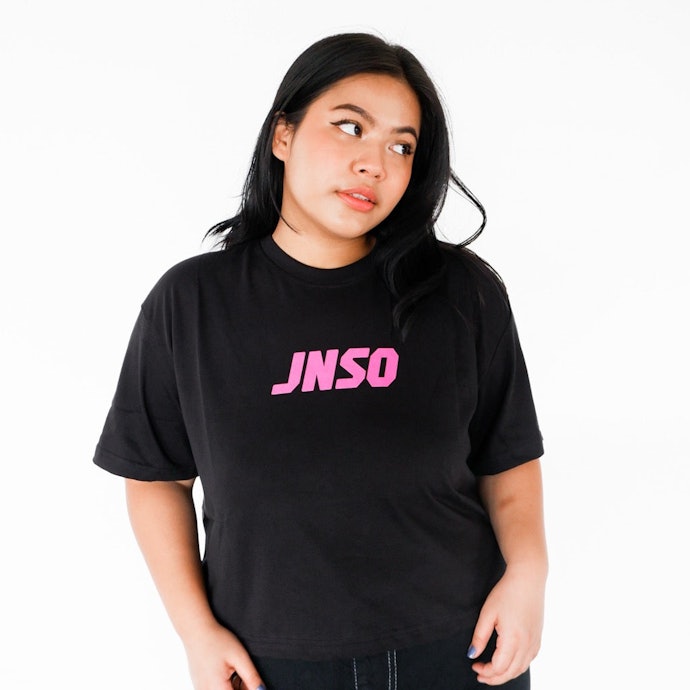 T-shirt atau sweater, sempurnakan tampilan kasual