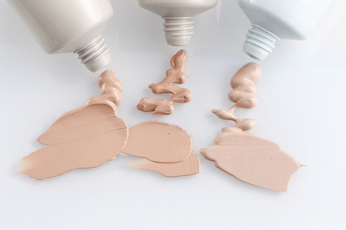 Foundation cream: Teksturnya paling kental sehingga pas untuk makeup ke acara penting