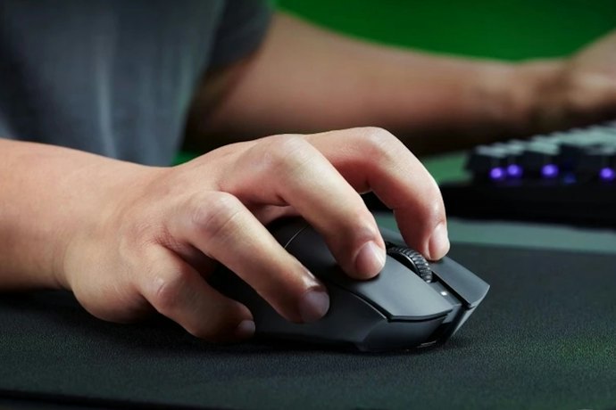 Desain mouse menyesuaikan tipe genggaman tertentu