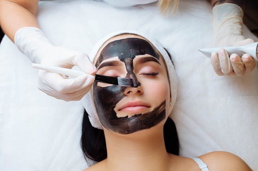 Masker bubuk, peel off mask, atau wash off mask, memberi manfaat oil control yang ideal untuk kulit berminyak