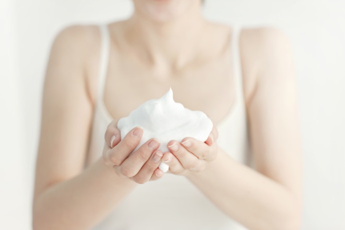 Jika kulit berminyak dan sensitif: Pilih kandungan yang lebih ringan, seperti glycolic acid dan niacinamide