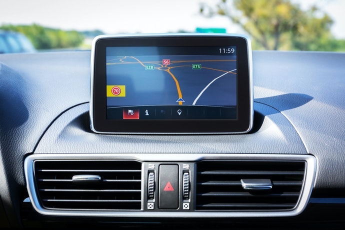 In-dash: Tampilan interior mobil terlihat rapi, tetapi pemasangannya cukup sulit
