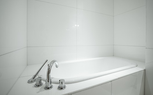 Untuk bathtub permanen, pilih jenis drop-in, corner, whirlpool bathtub, dan sebagainya