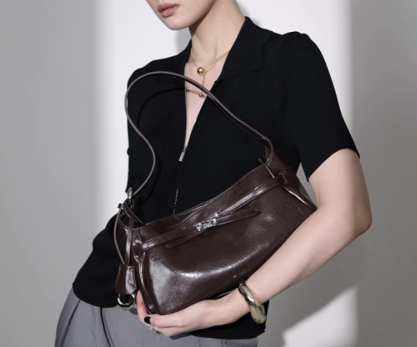 Gonegani: Real leather yang mengilap mampu memberikan kesan mewah dan elegan