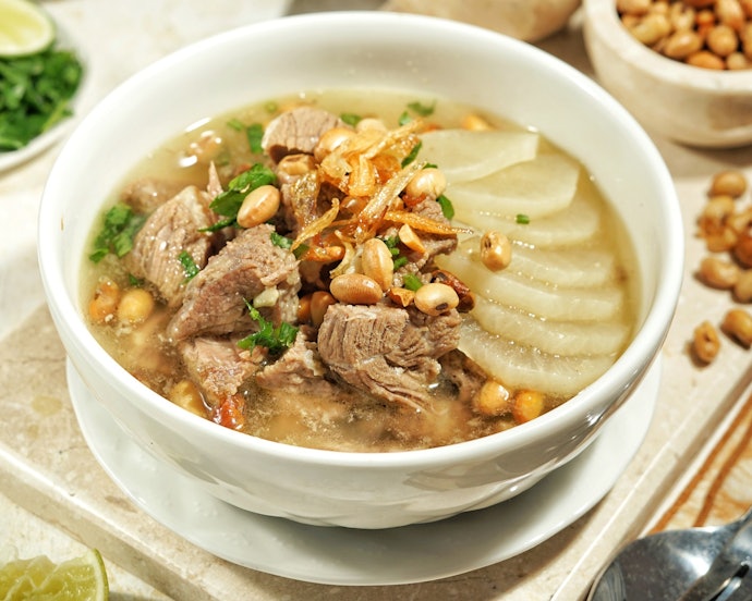 Soto Bandung: Soto dengan taburan kedelai goreng yang kriuk