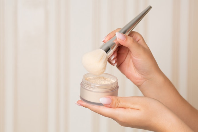 Face powder: Untuk makeup yang lebih tahan lama