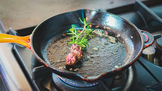 Skillet pan, panci penggorengan yang dapat digunakan dalam oven