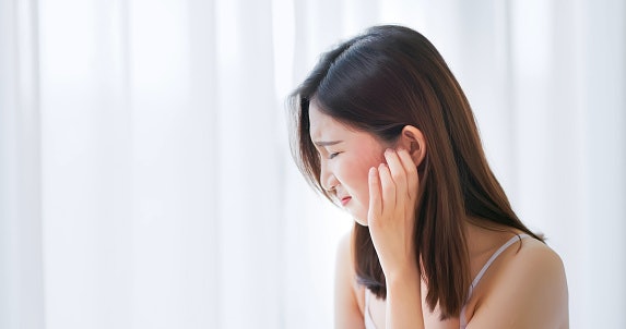Hindari juga masker dengan kandungan yang berpotensi mengiritasi kulit sensitif