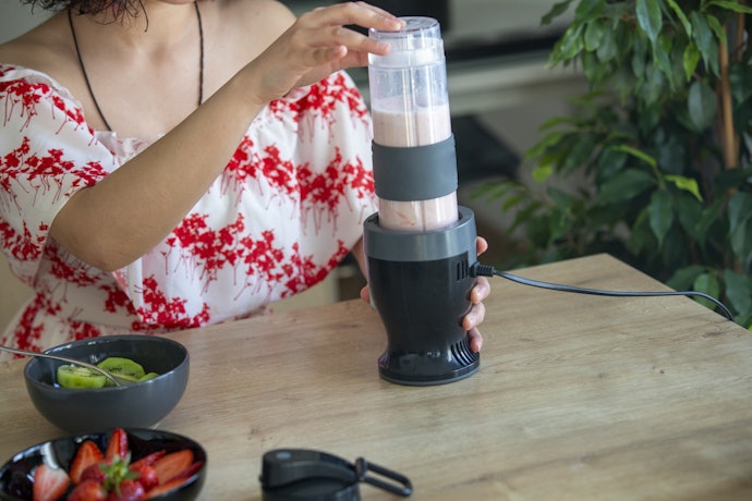 Agar praktis membawa smoothies saat bepergian, coba gunakan blender jus dengan model tumbler on the go
