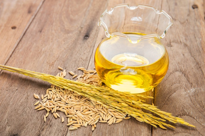 Untuk rambut kering yang diikuti rambut mengembang dan susah diatur, pilih hair creambath yang dilengkapi minyak alami, seperti avocado oil atau rice oil