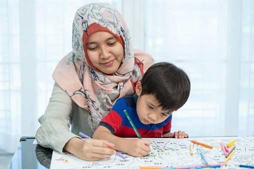 Visual: Mengandalkan indera penglihatan dengan mainan gambar