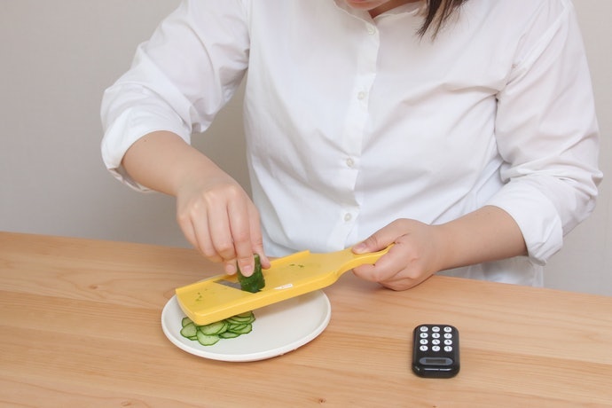 Mandoline slicer dengan fungsi dasar, menghasilkan irisan tipis