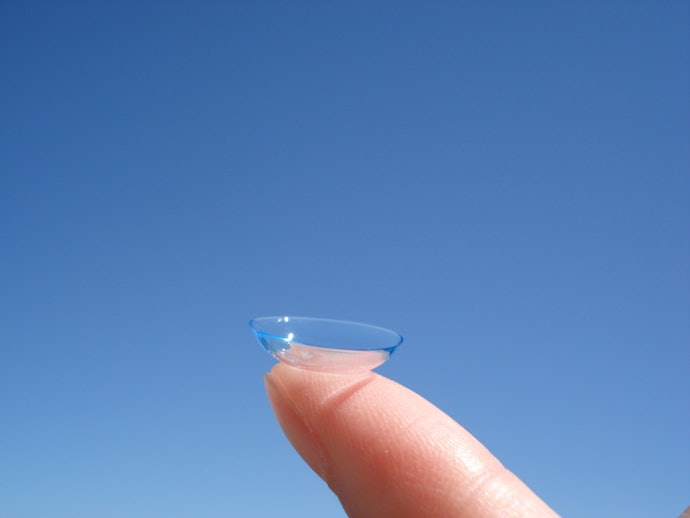 Jika sering beraktivitas di luar ruangan, utamakan softlens yang dilengkapi UV protection