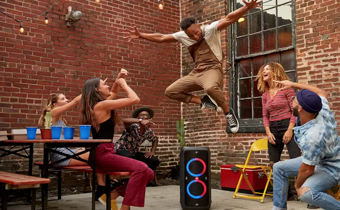 Speaker Bluetooth JBL besar, powerful untuk area besar