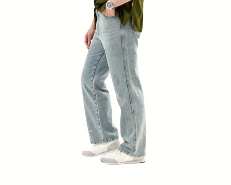 Jiniso, loose jeans-nya berpotongan lebar agar Anda lebih bebas bergerak