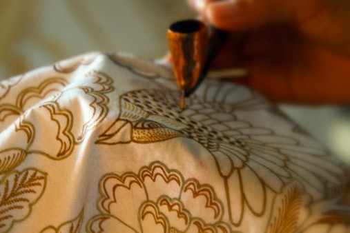 Motif batik Solo, terkesan luwes dan halus dalam setiap coretannya